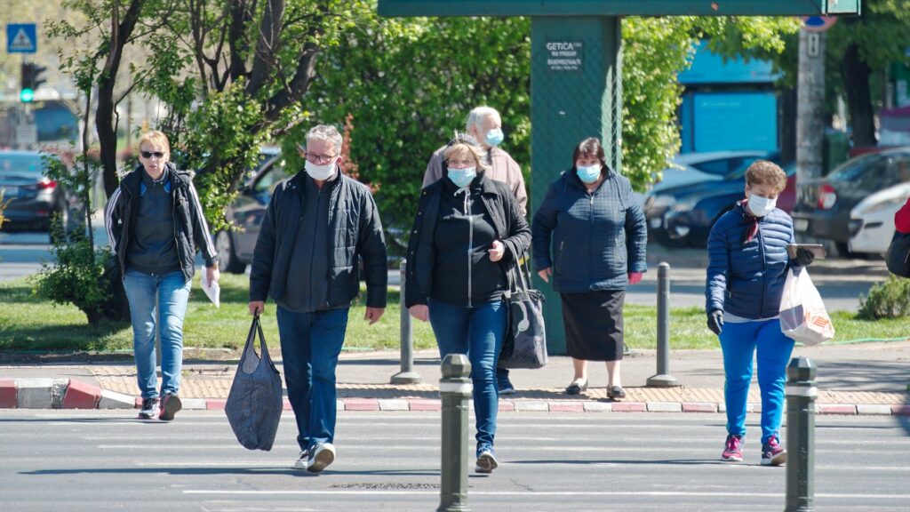 Masques jetés dans la rue: quel impact sur l’environnement ?